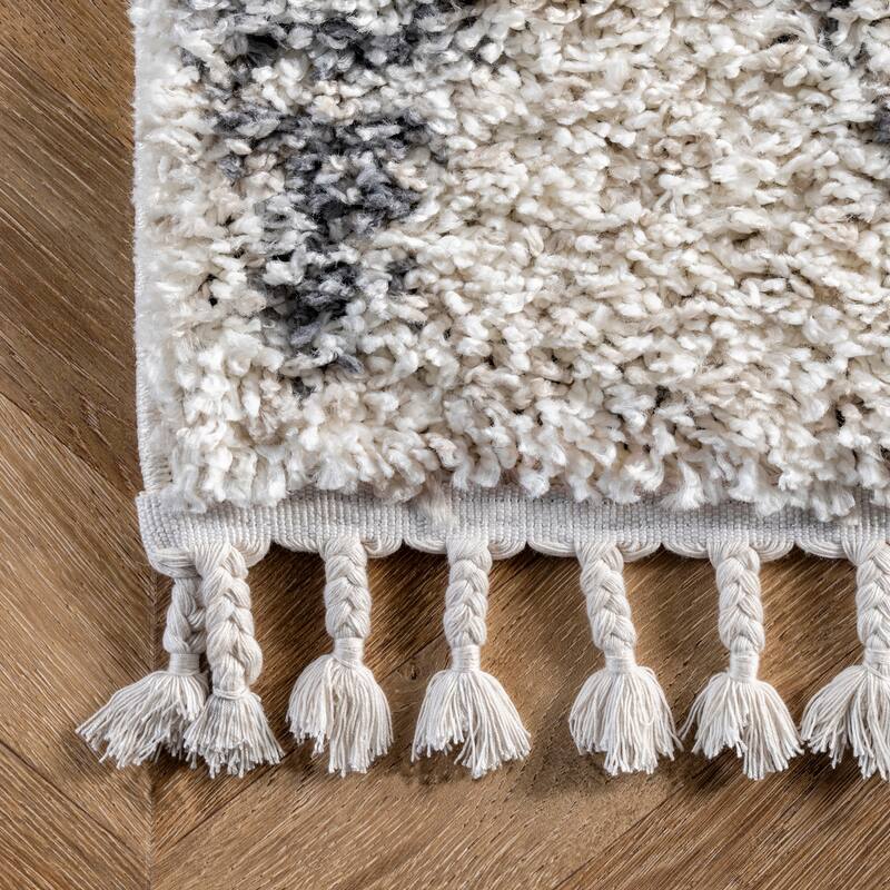 Nuloom Freddie Diamond Banded Contemporary Area Rug with Tassel