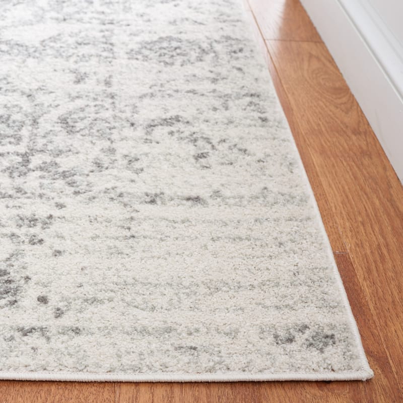SAFAVIEH Madison Snowflake Medallion Rustic Farmhouse Distressed Rug