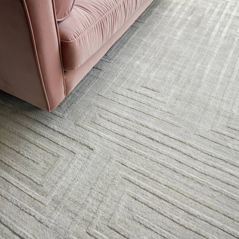 EXQUISITE RUGS Castelli Hand-loomed Bamboo Silk/Wool Ivory Area Rug.