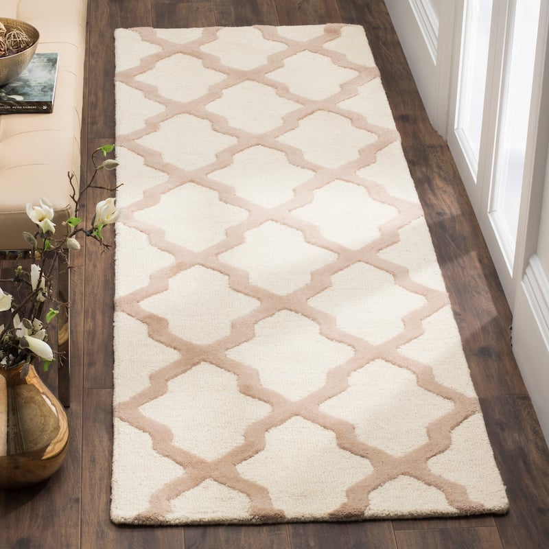 SAFAVIEH Handmade Cambridge Eirny Moroccan Trellis Wool Rug - 2'6" x 18' Runner - Ivory/Beige