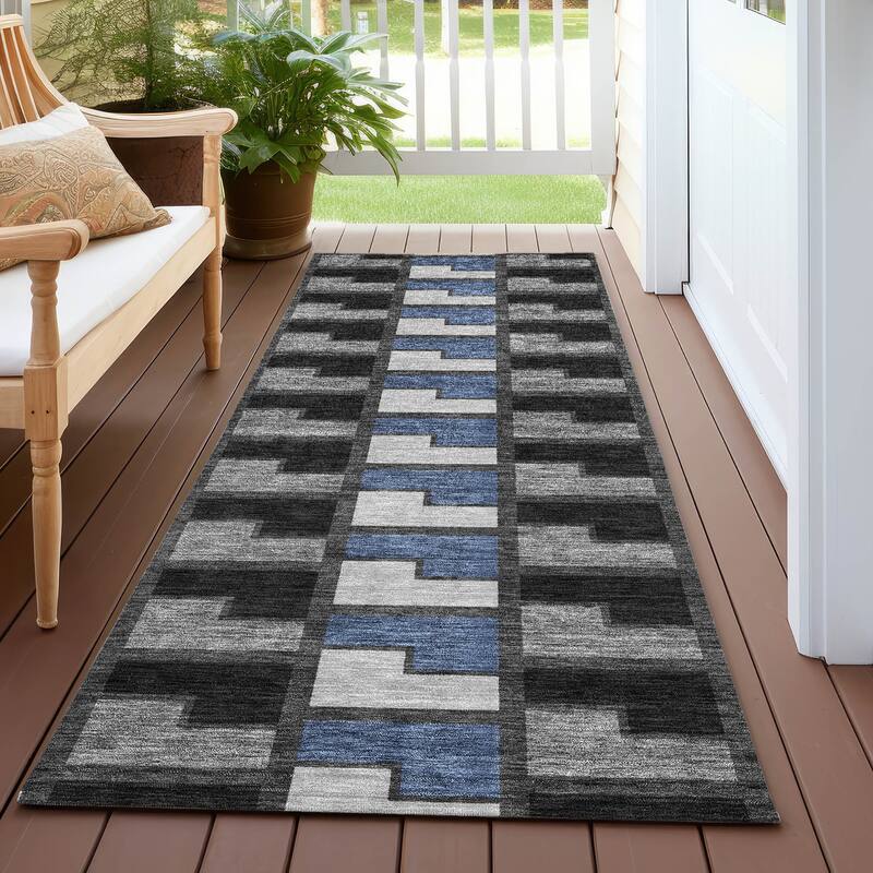 Machine Washable Indoor/ Outdoor Contemporary Kaylee Chantille Rug - Black - 2'3" x 7'6"