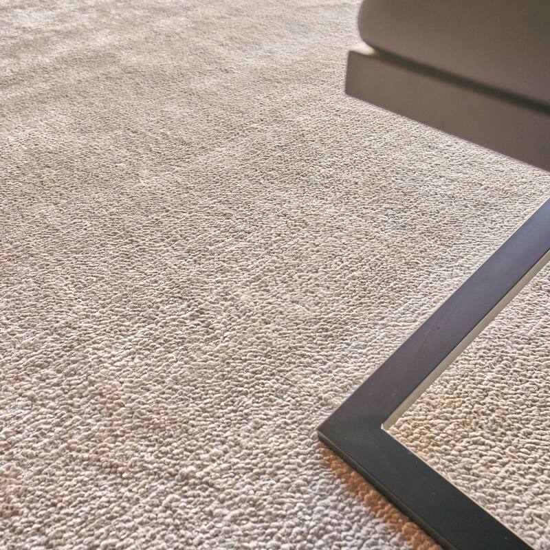 EXQUISITE RUGS Plush Hand-knotted Light Beige Area Rug.