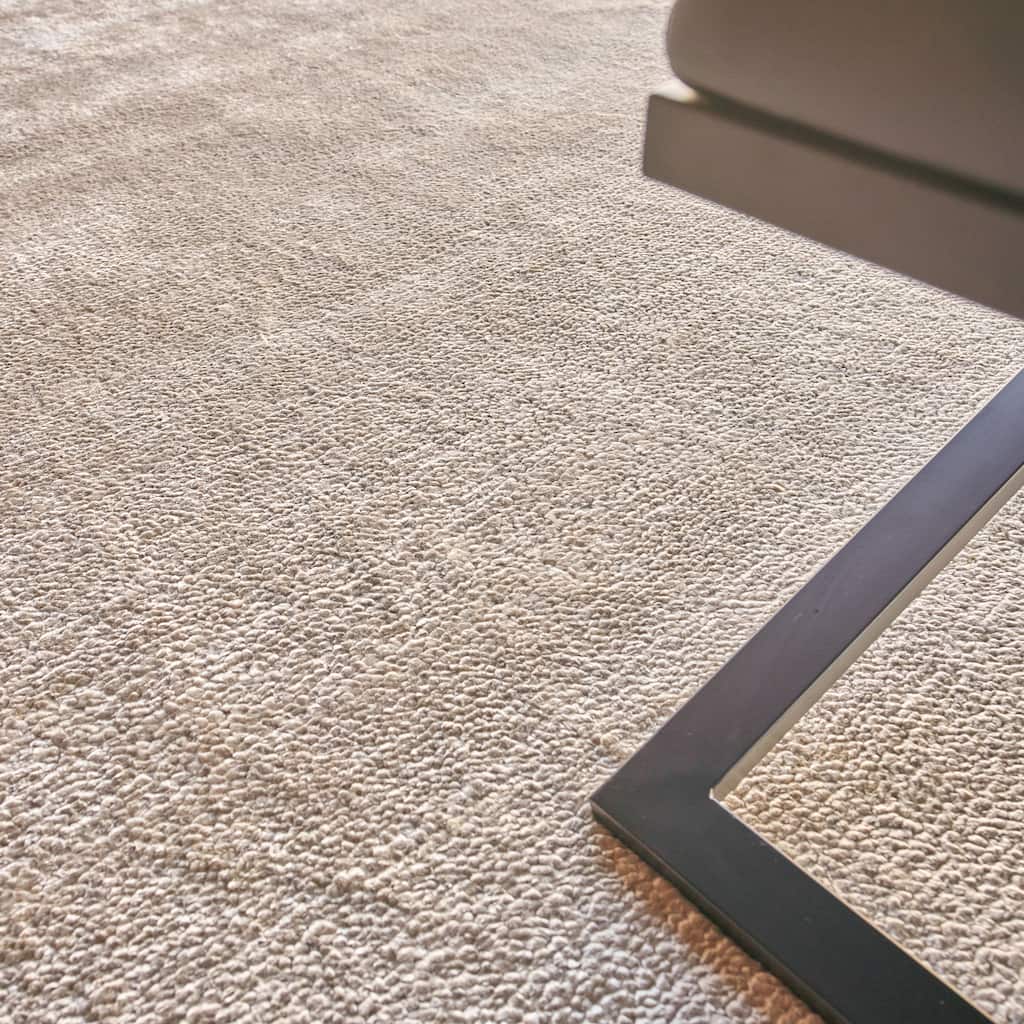 EXQUISITE RUGS Plush Hand-knotted Light Beige Area Rug.