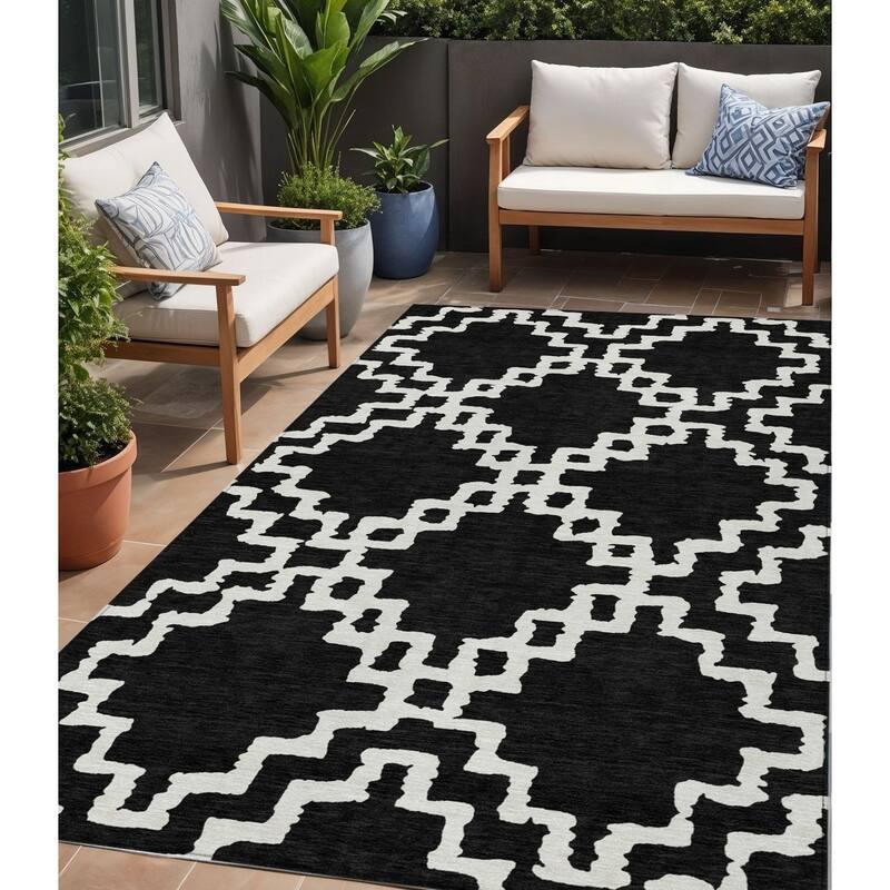 HomeRoots Geometric Transitional Rectangle Outdoor Rug - 5' X 8'