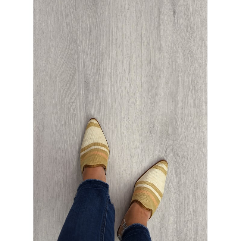 FloorPops Light Grey Peel and Stick Wood Floor Planks