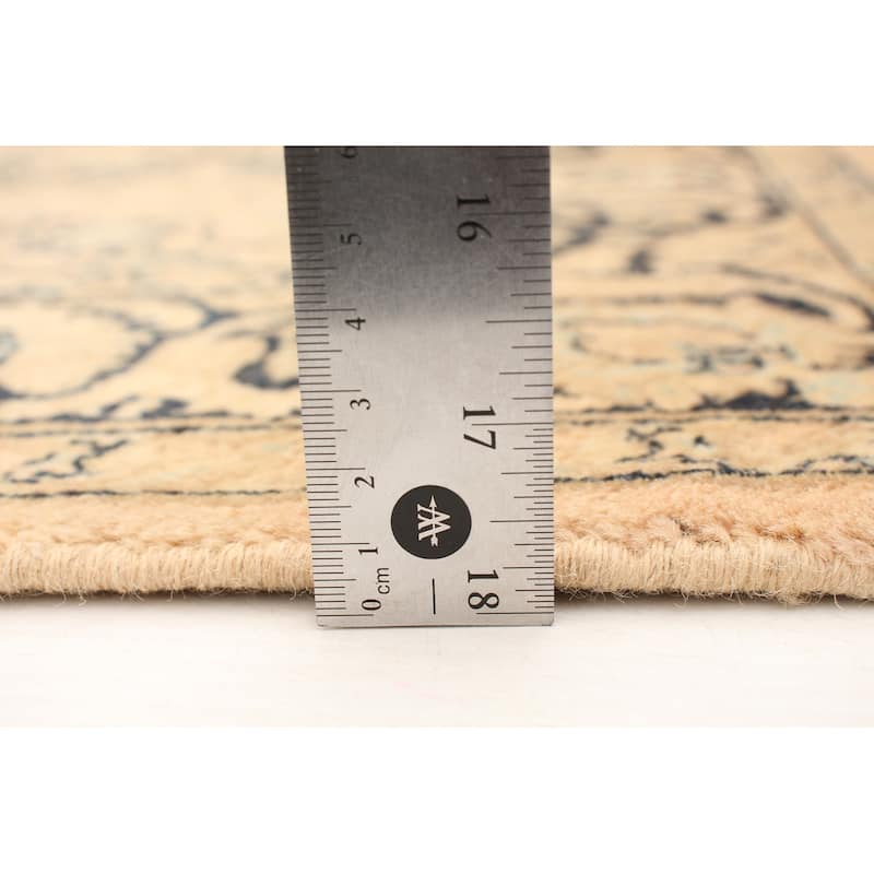 Hand-knotted Pako Persian Ivory Wool Rug - 4'1" x 6'1"/4'1 x 6'1
