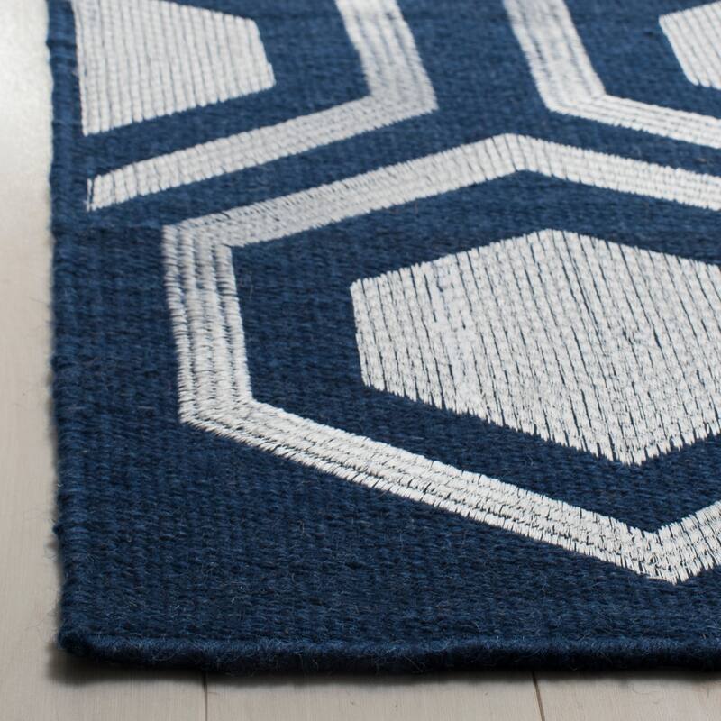 SAFAVIEH Handmade Flatweave Kilim Shailee Wool Rug