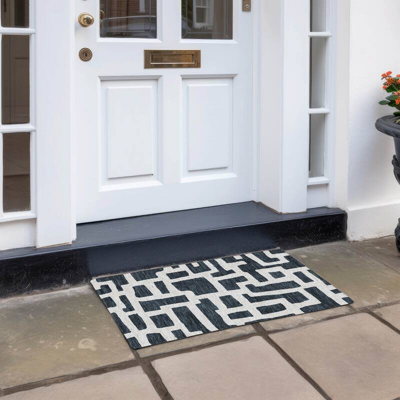 Machine Washable Indoor/ Outdoor Chantille Contemporary Geo Rug - Black - 1'8" x 2'6"