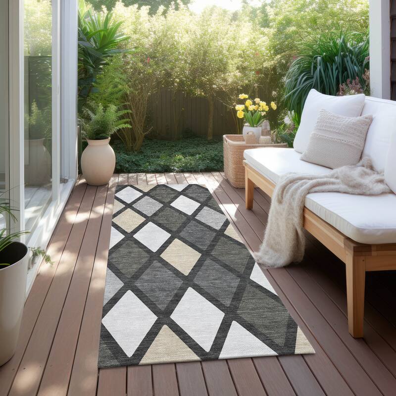 Machine Washable Indoor/ Outdoor Chantille Diamond Prism Rug - Gray - 2'3" x 7'6"