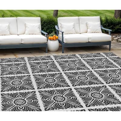 HomeRoots Medallion Transitional Rectangle Outdoor Rug