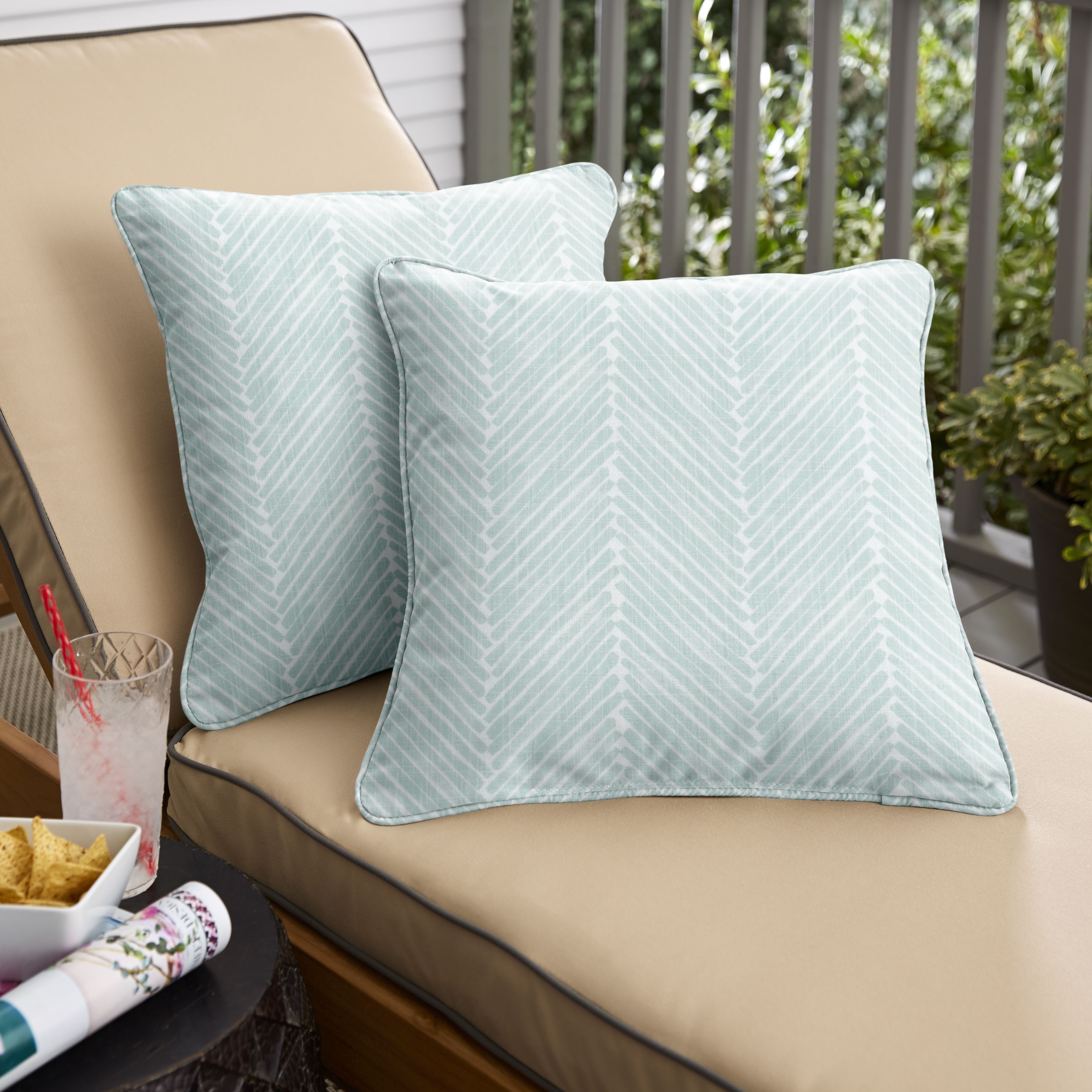 Sorra Home Griffen Snowy Indoor/Outdoor Corded Square Pillows (Set of 2)