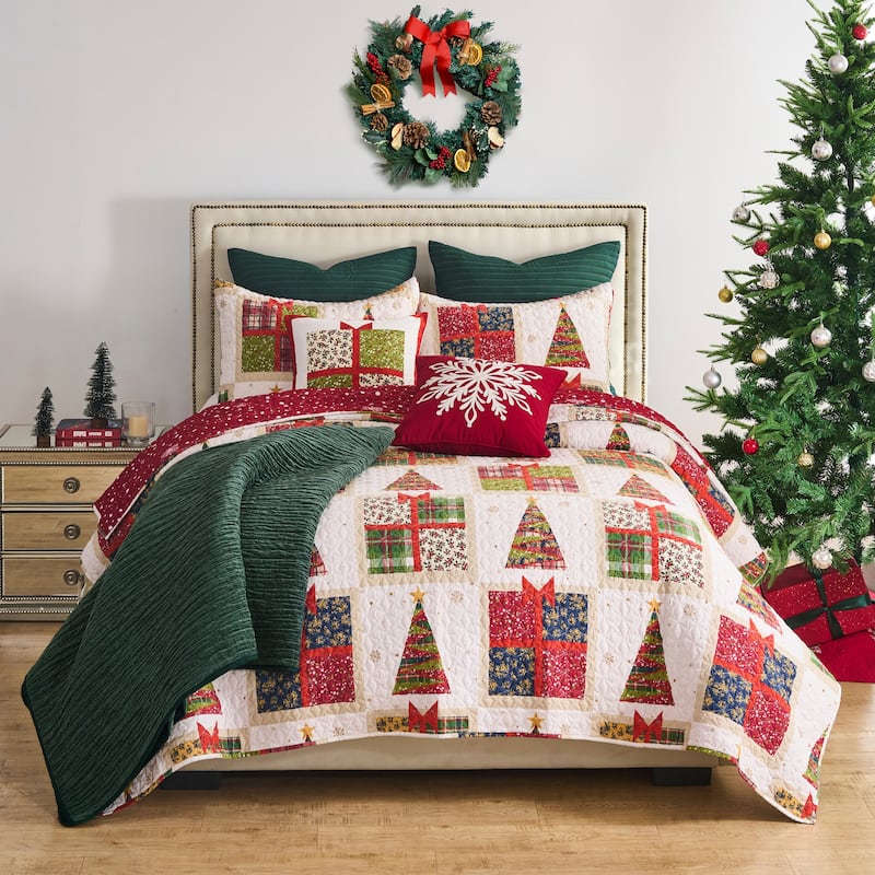 Deck the Halls Festive Holiday Bedding - Reversible Quilt and Pillow Sham Set