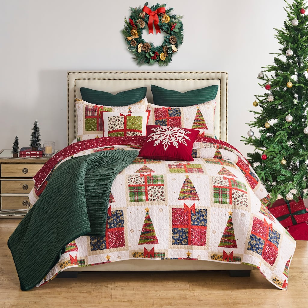 Deck the Halls Festive Holiday Bedding - Reversible Quilt and Pillow Sham Set