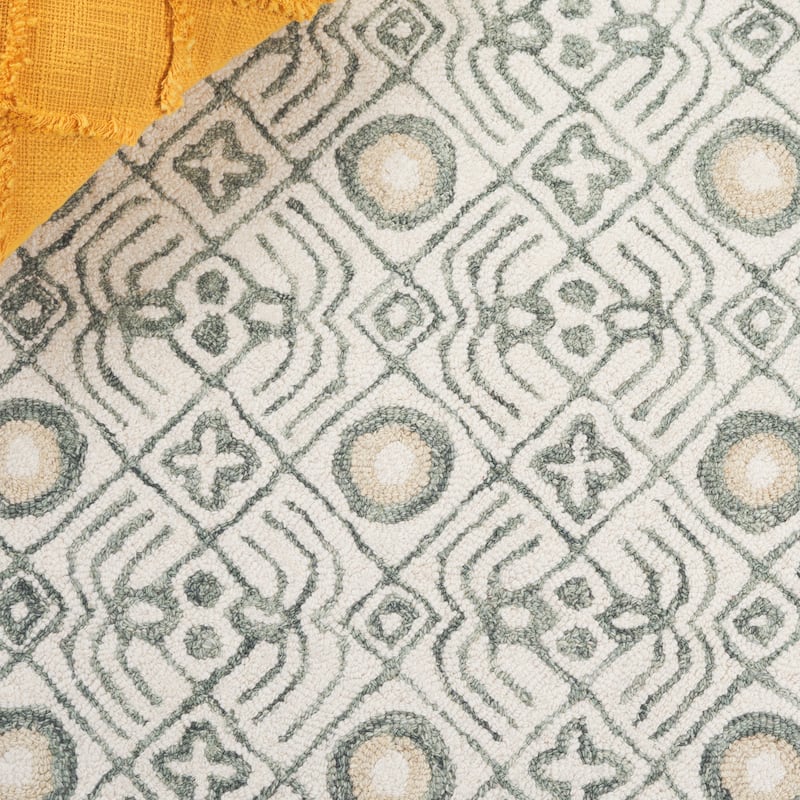 SAFAVIEH Handmade Micro-Loop Reglind Wool Rug