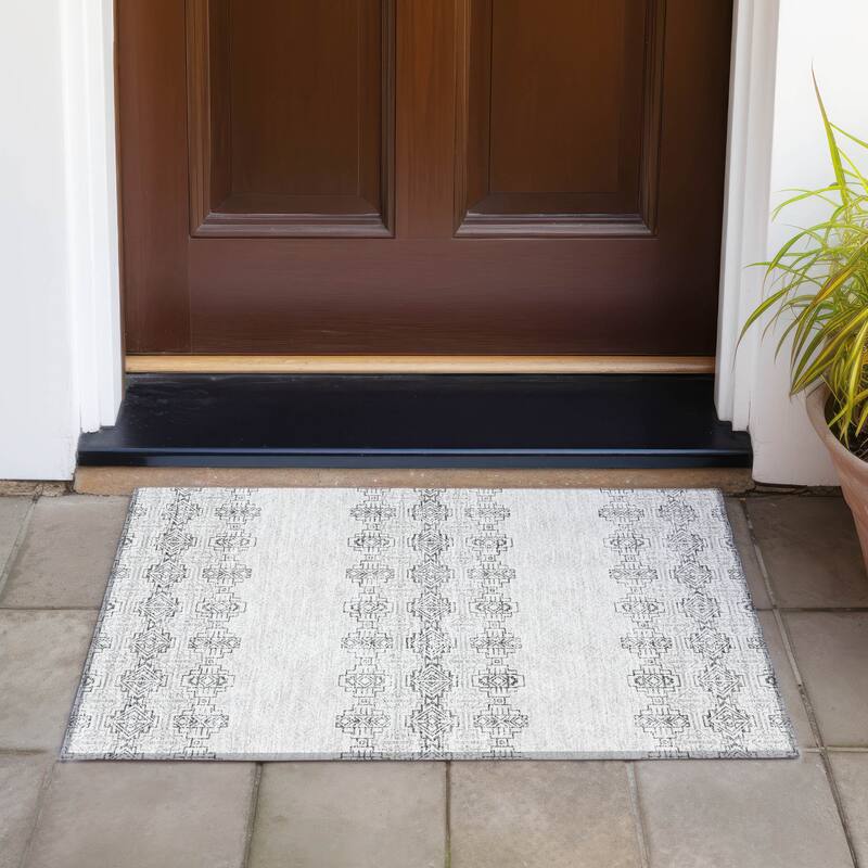 Machine Washable Indoor/ Outdoor Moroccan Boho Chantille Rug - Gray - 1'8" x 2'6"