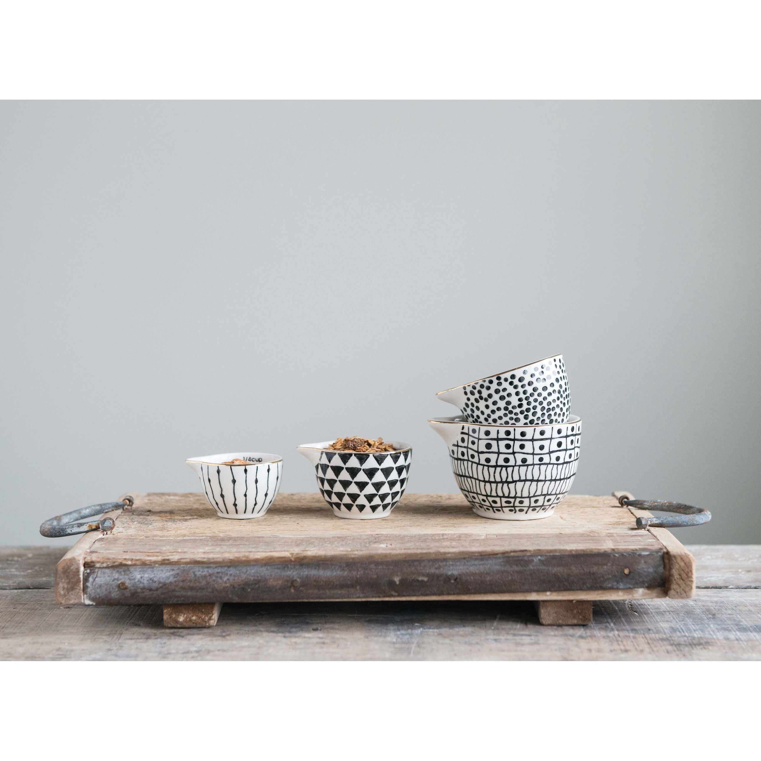 Black & White Stoneware Measuring Cups with Gold Electroplating (Set of 4 Sizes)