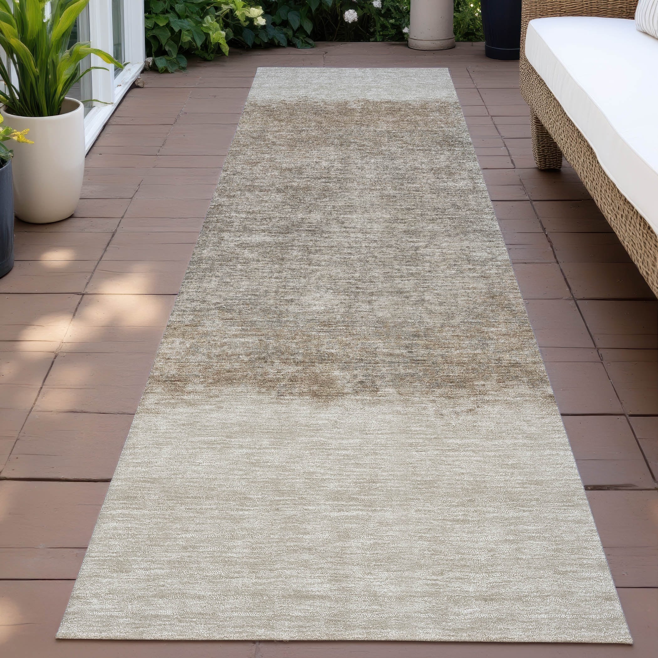 Machine Washable Indoor/Outdoor Border Ombre Chantille Rug