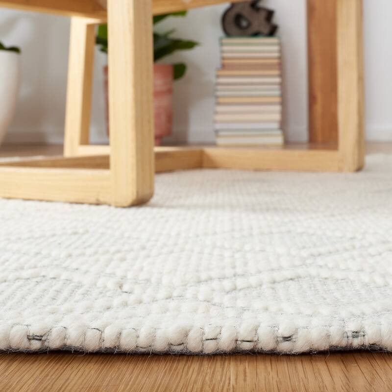 SAFAVIEH Handmade Natura Feridan Wool Fringe Rug