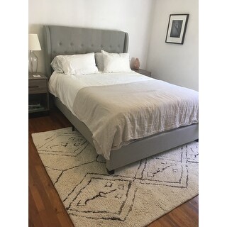 Safavieh Blanchett Light Grey Linen Upholstered Tufted Wingback Bed (Queen)