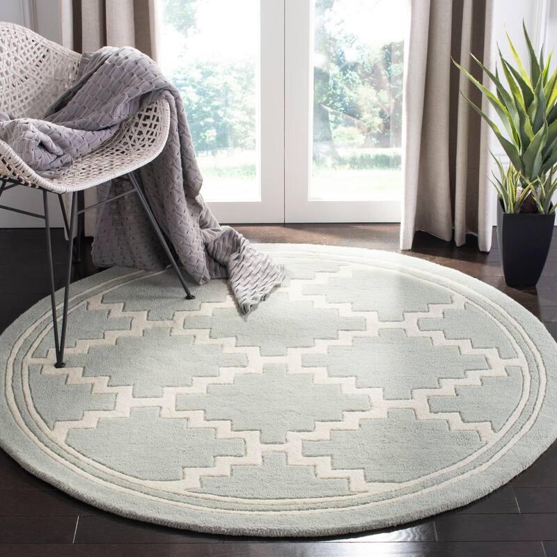 SAFAVIEH Handmade Chatham Doriane Modern Wool Rug - 5' Round - Grey/Ivory