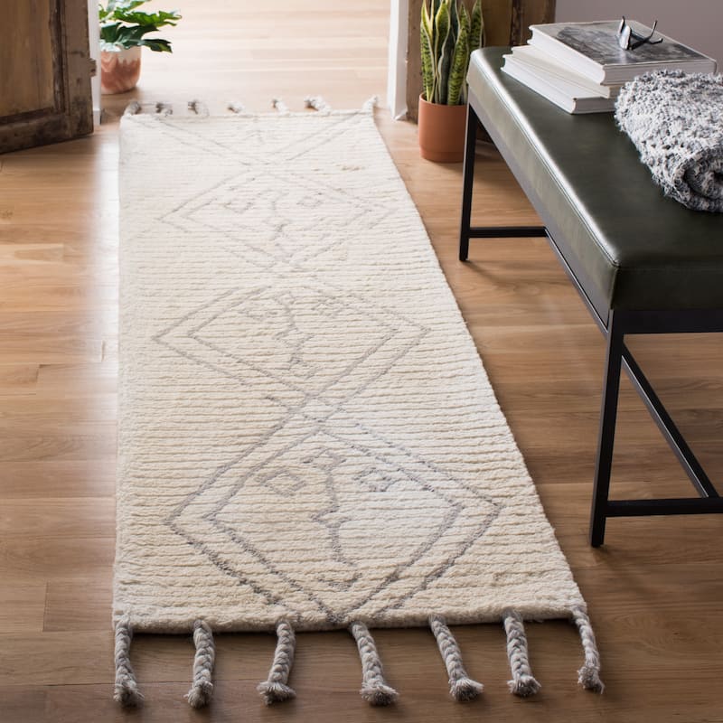 SAFAVIEH Handmade Casablanca Shag Gjenovefa Tribal Wool Rug - 2'3" x 8' Runner - Ivory/Silver