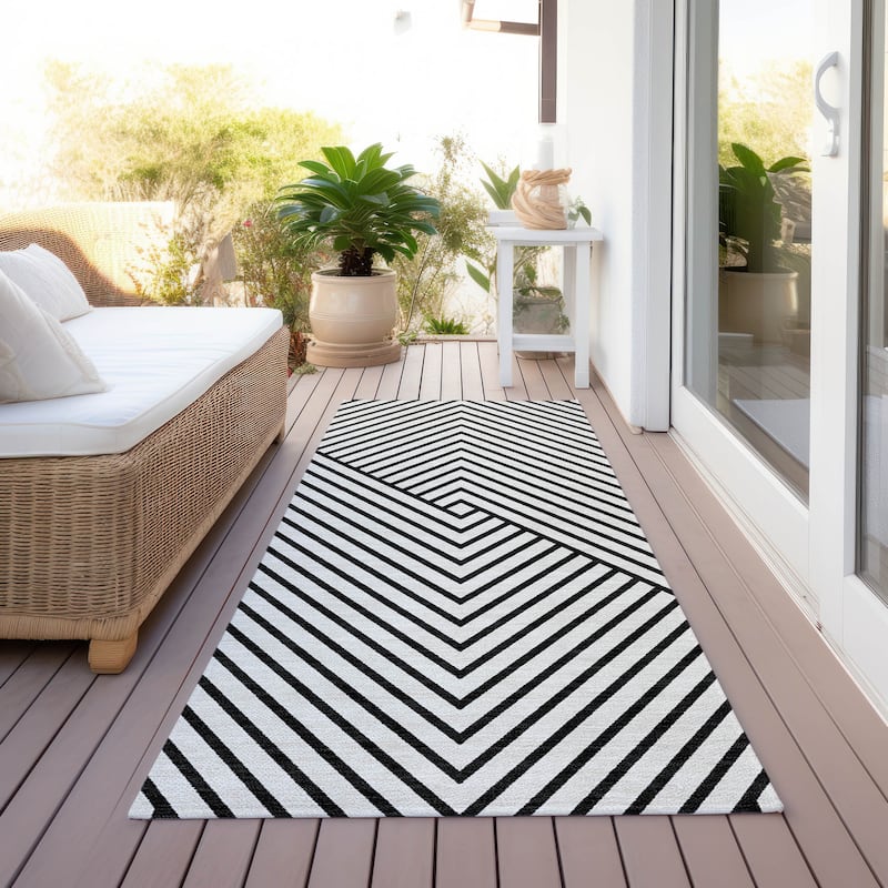 Machine Washable Indoor/ Outdoor Modern Geo Chantille Rug - White - 2'3" x 7'6"