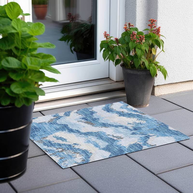 Machine Washable Indoor/ Outdoor Chantille Ombre Abstract Rug - Blue - 1'8" x 2'6"