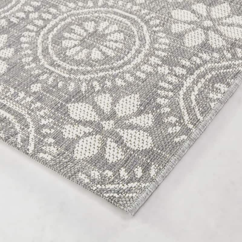 Edmond Vintage Medallion Indoor/Outdoor Area Rug