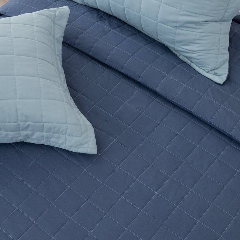 Luxurious Two-Tone Microfiber Quilt Set With Shams