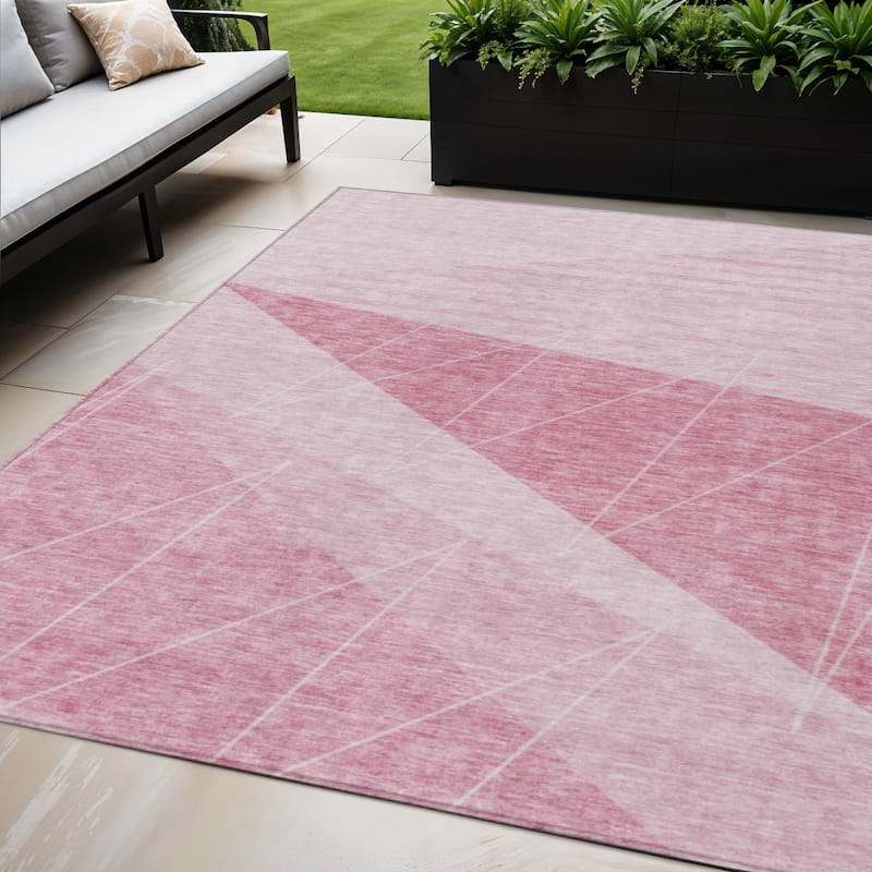 HomeRoots Geometric Transitional Rectangle Outdoor Rug - 5' X 8'