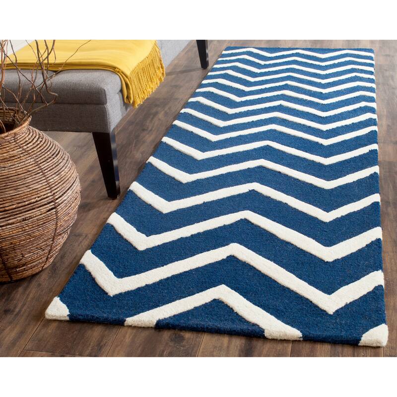 SAFAVIEH Handmade Cambridge Terttu Chevron Wool Rug - 2'6" x 8' Runner - Navy/Ivory