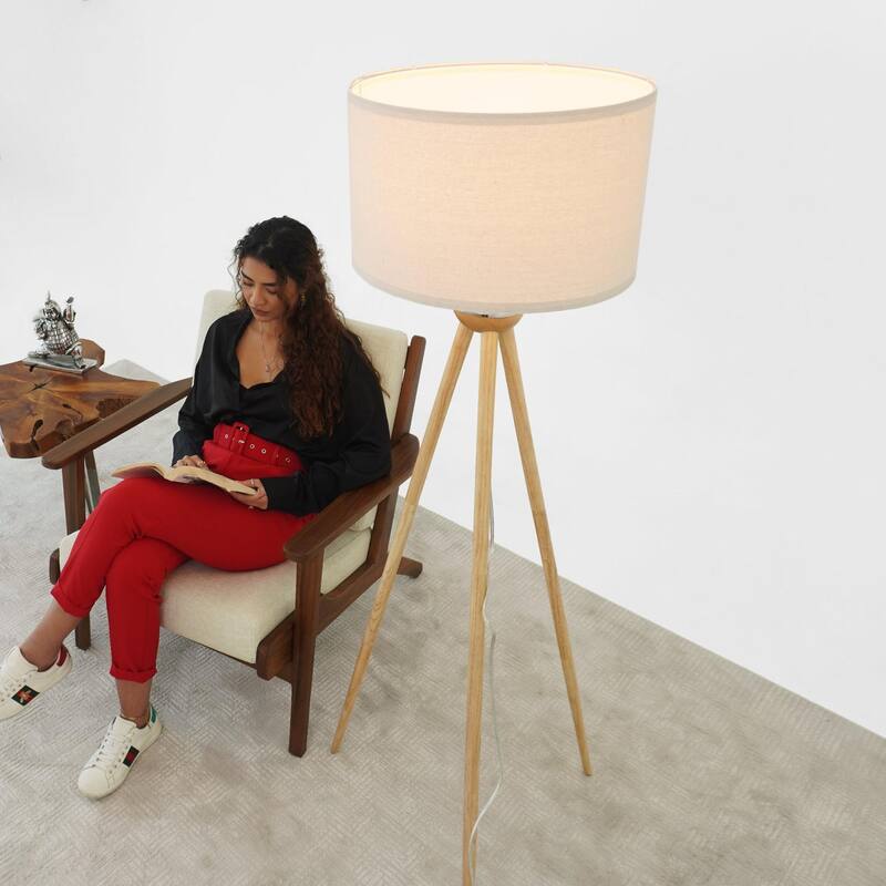 Simple three-legged wooden floor lamp, LED standing lamp - Brown