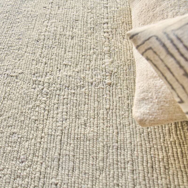EXQUISITE RUGS Merino Wool Hand-knotted Light Silver Area Rug.