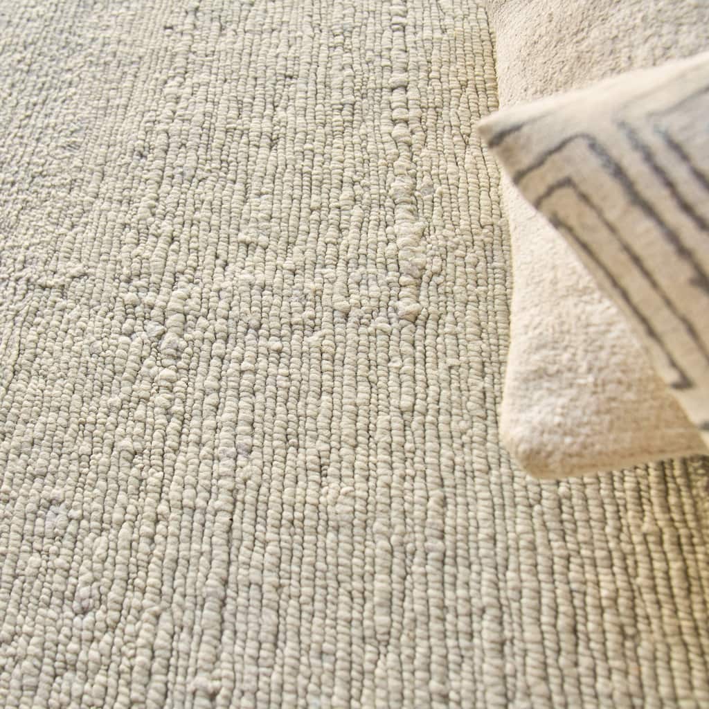 EXQUISITE RUGS Merino Wool Hand-knotted Light Silver Area Rug.