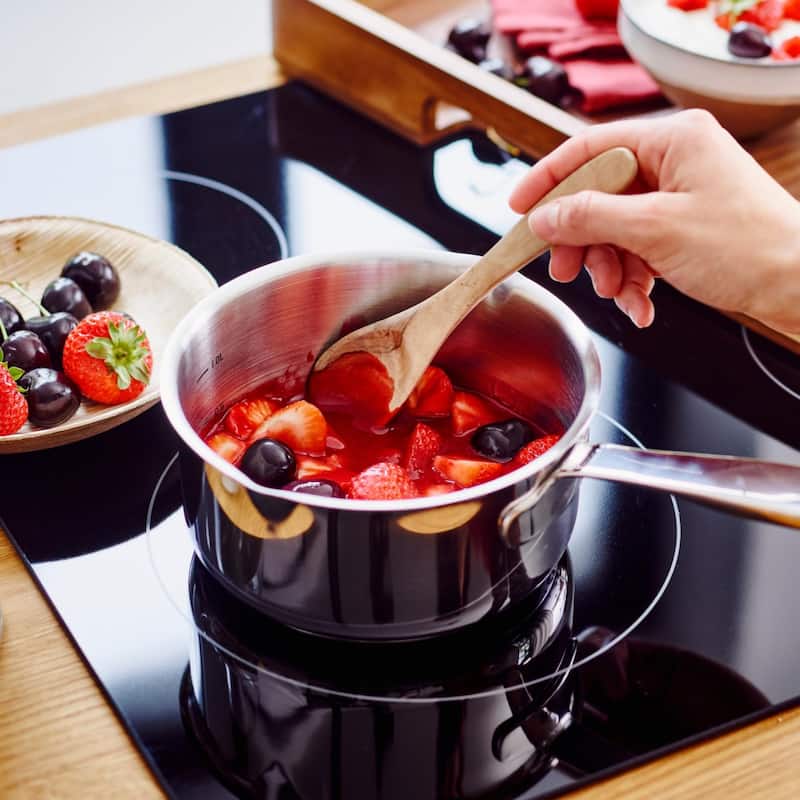 Alva Maestro Stainless Steel Saucepan with Lid 2 Qt. Pot with Pouring Spout - 6.3"