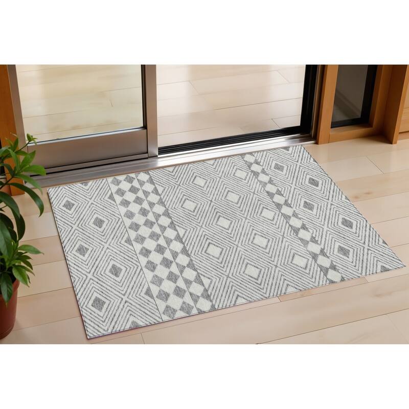 HomeRoots Geometric Transitional Rectangle Outdoor Rug - 3' x 5'