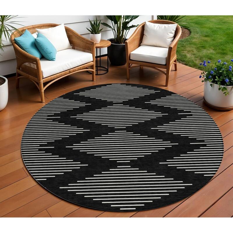HomeRoots Geometric Transitional Rectangle Outdoor Rug - 8' Round