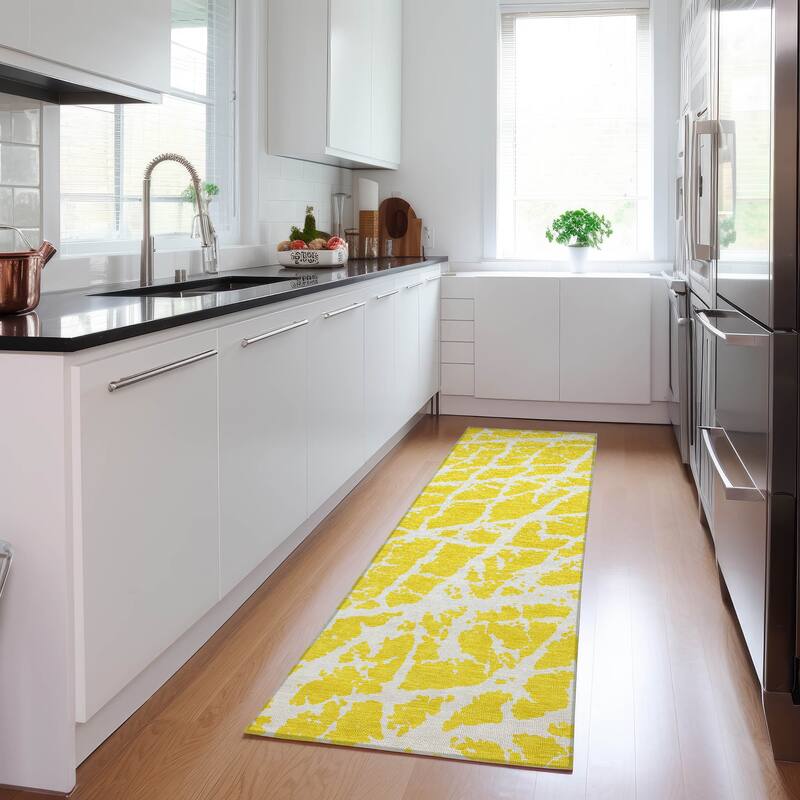 Machine Washable Indoor/ Outdoor Transitional Yellow Crackle Chantille Rug