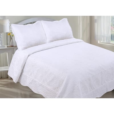 Embroidered Oversized Scalloped Edge Quilt Set