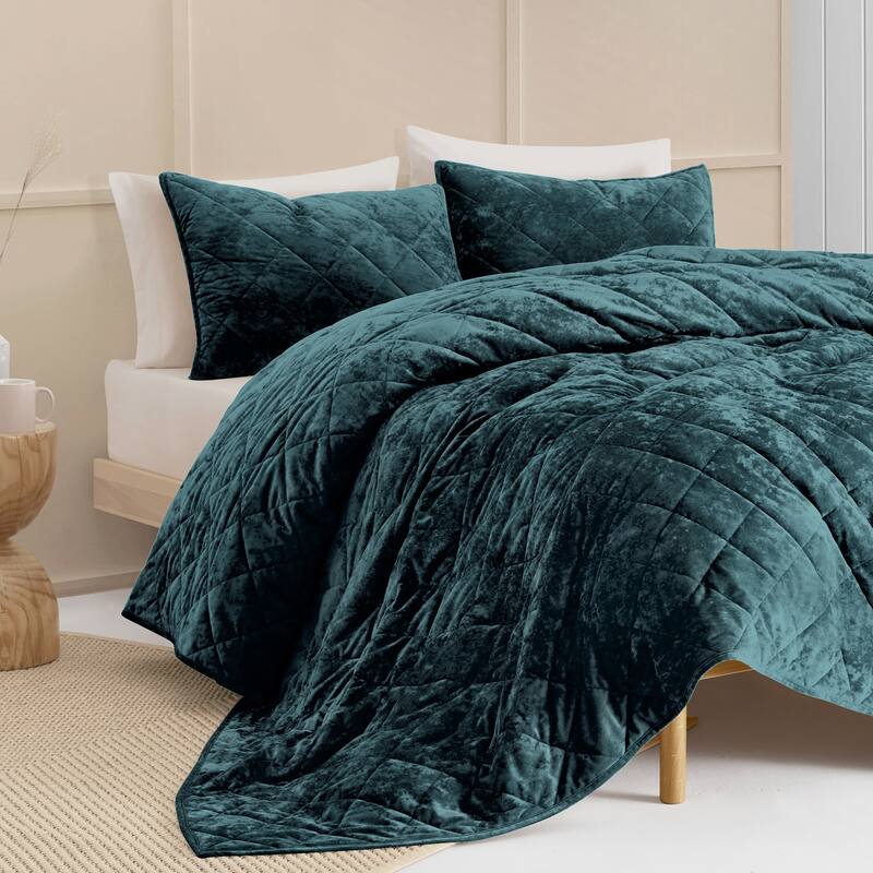 Wonderful Diamond Velvet 3 Piece Quilt Set
