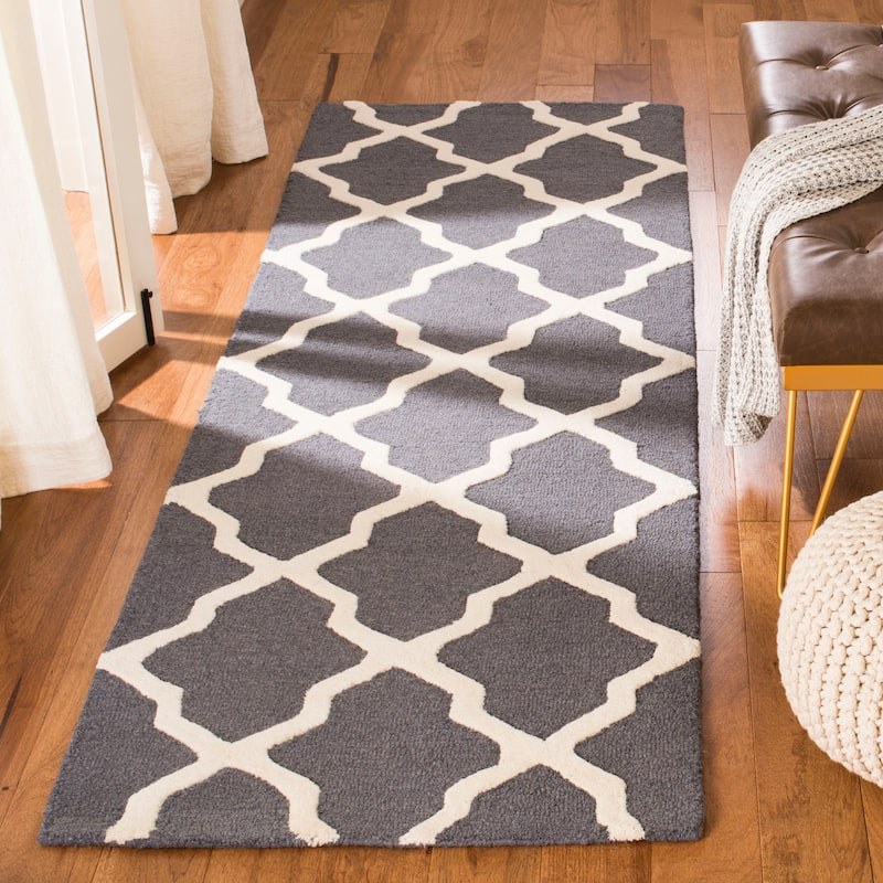 SAFAVIEH Handmade Cambridge Eirny Moroccan Trellis Wool Rug - 2'6" x 18' Runner - Dark Grey/Ivory