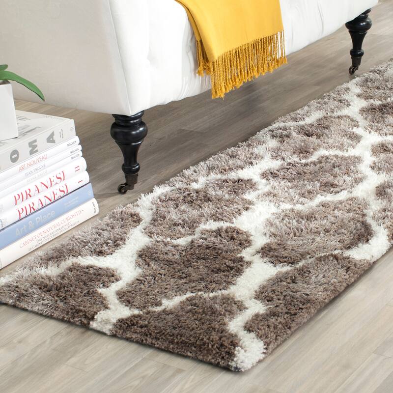 SAFAVIEH Handmade Barcelona Shag Kiyo Polyester Rug - 2'3" x 8' Runner - Silver/Ivory