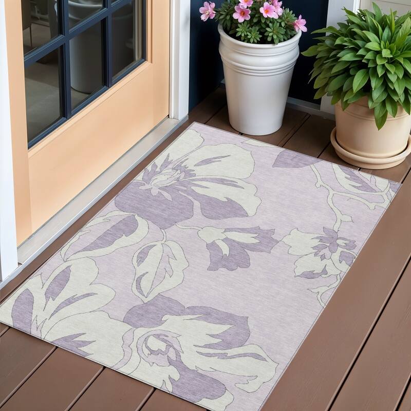 HomeRoots Floral Transitional Rectangle Outdoor Rug - 3' x 5'
