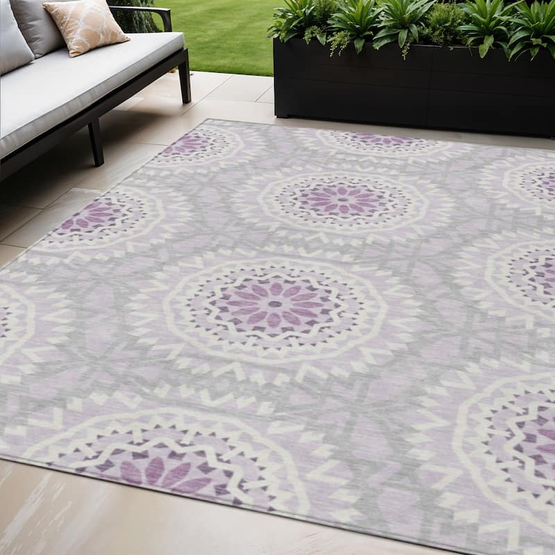 HomeRoots Floral Medallion Transitional Rectangle Outdoor Rug - 5' X 8'