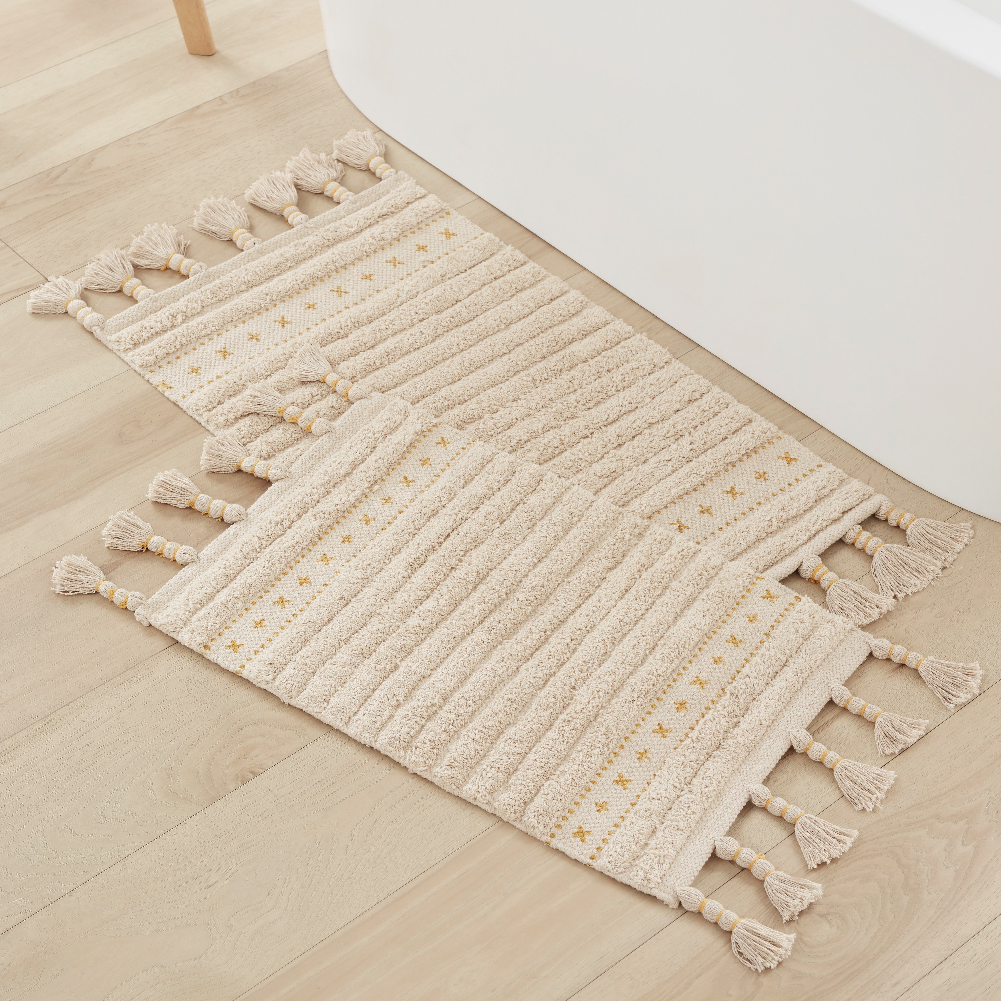 https://ak1.ostkcdn.com/images/products/is/images/direct/12ad056a3d0faa69d94c50d568e64e93d4e24834/Lucky-Brand-Overtufted-Cotton-Fringe-Boho-Bathroom-and-Home-Decor-Bath-Rugs.jpg