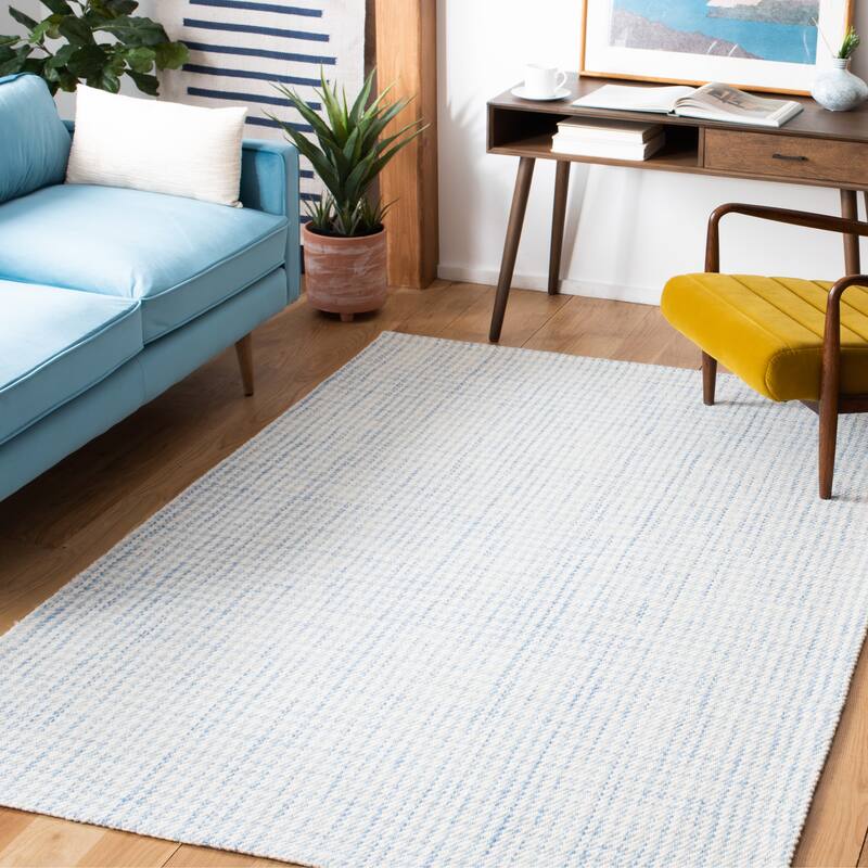 SAFAVIEH, Handmade Marbella Nahed Wool Rug - 6' x 9' - Blue/Ivory