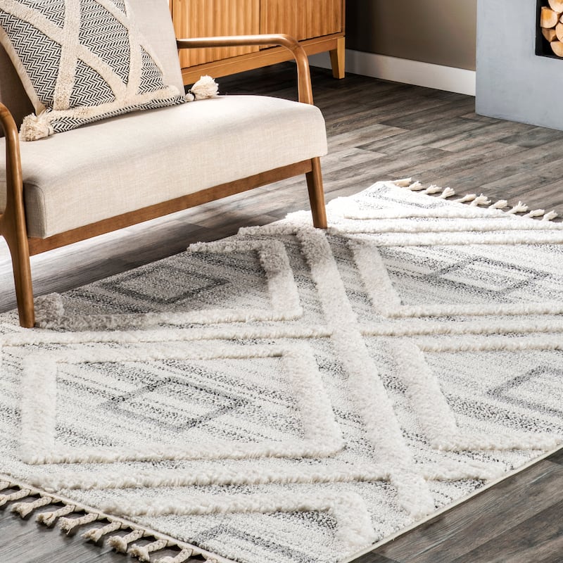 Nuloom Dae Geometric High/Low Tasseled Area Rug