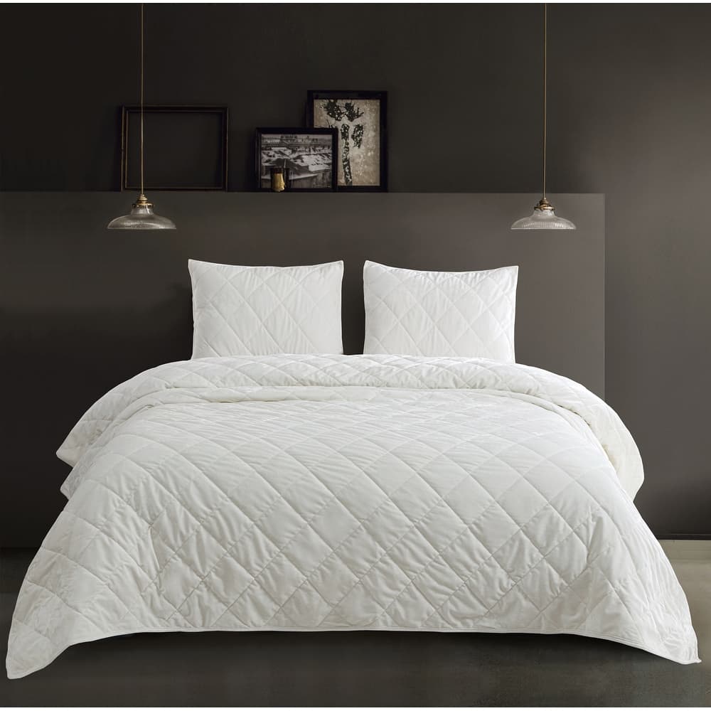 Wonderful Diamond Velvet 3 Piece Quilt Set