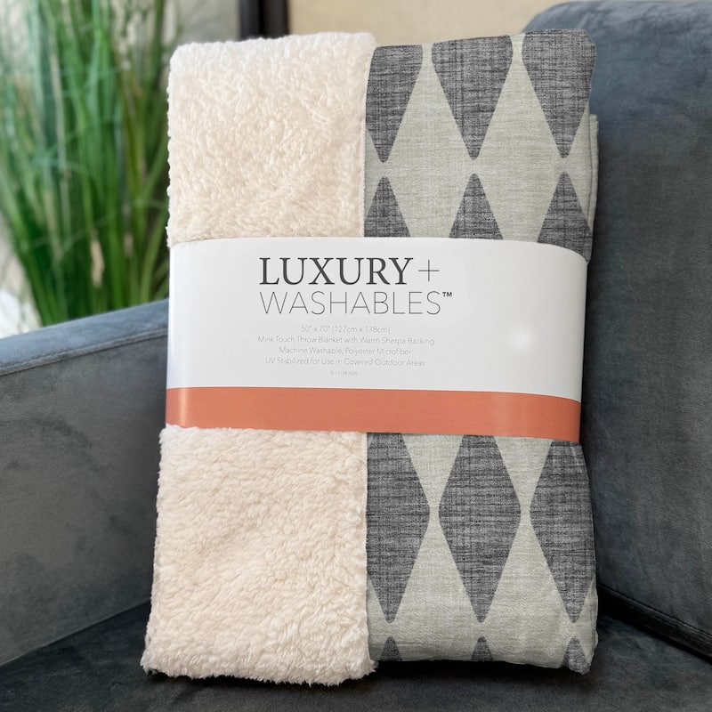 Premium Machine Washable Modern Argyle Sherpa Throw Blanket