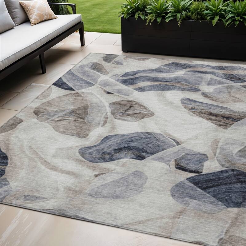 HomeRoots Abstract Transitional Rectangle Outdoor Rug - 5' X 8'